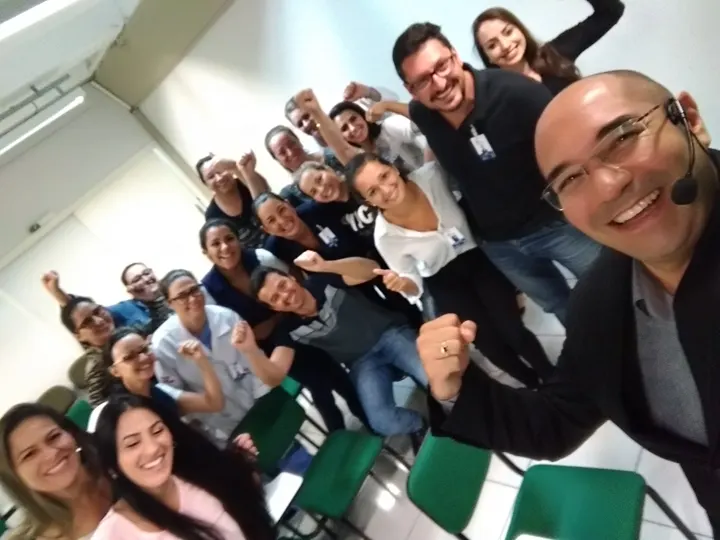 Cristiano Brasil ministrando palestra para plateia de mais de 200 pessoas