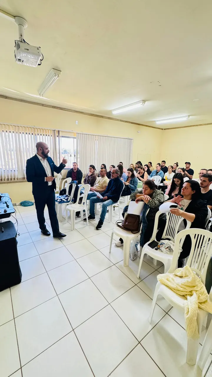 Cristiano Brasil palestrando em congresso sobre neurociência aplicada