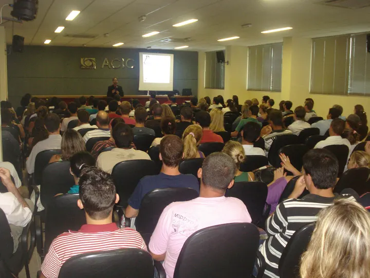 Cristiano Brasil no Intensivo de Finanças ministrando palestra