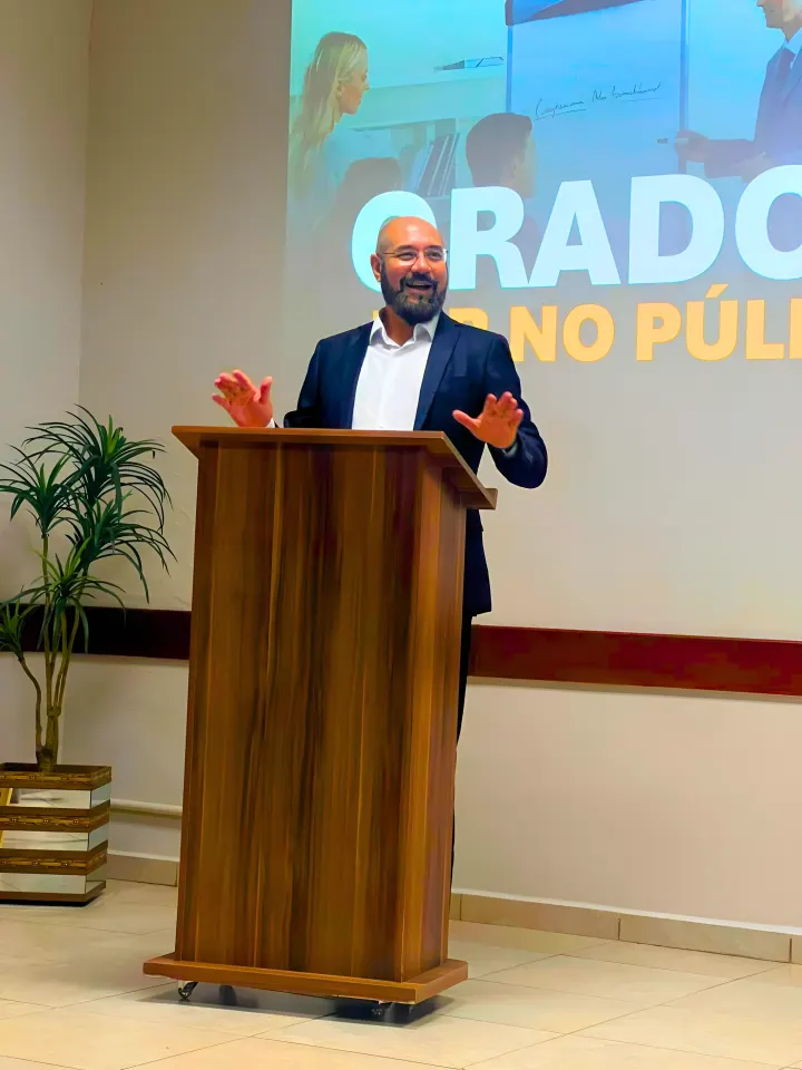 Cristiano Brasil palestrando sobre saúde emocional e bem-estar